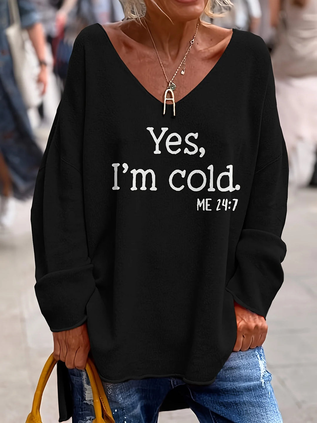 Schwarzer Damen Oversize-Pullover mit V-Ausschnitt, Statement-Print aus weichem Baumwollgemisch für lässigen Stil.