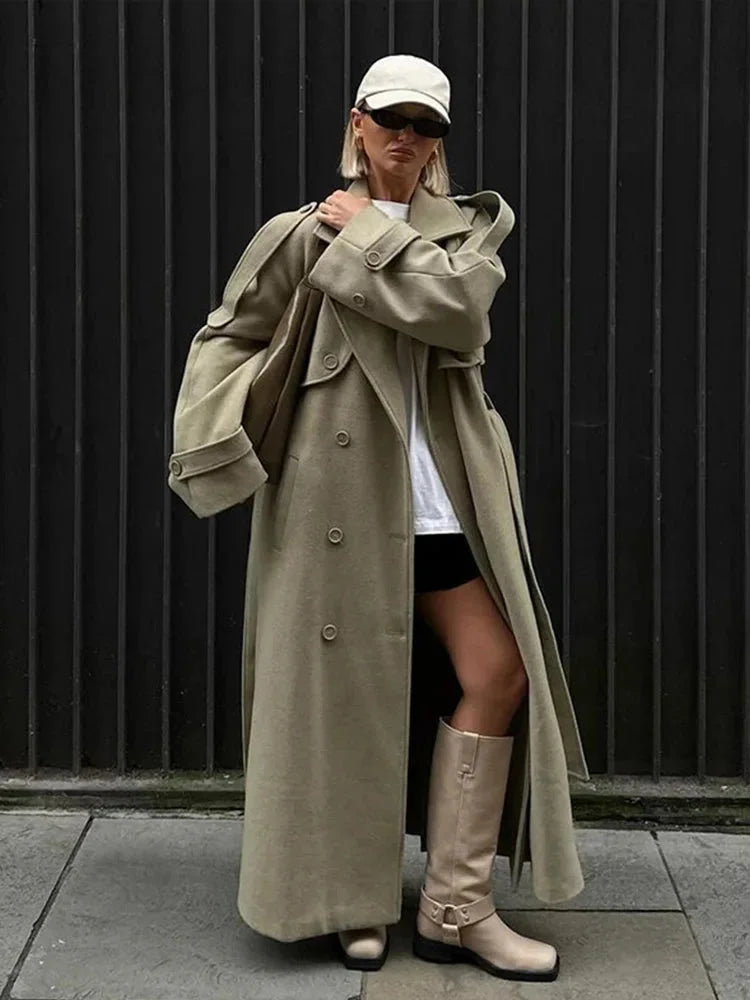 Oversize Trenchcoat für Damen mit breitem Revers aus leichtem Stoff, ideal für Übergangszeiten und lässige Looks.