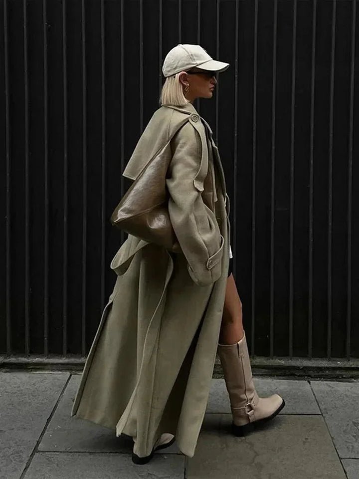 Damen Oversize Trenchcoat aus leichtem Baumwollmix mit breiten Revers, langen Ärmeln und seitlichen Taschen in neutralem…