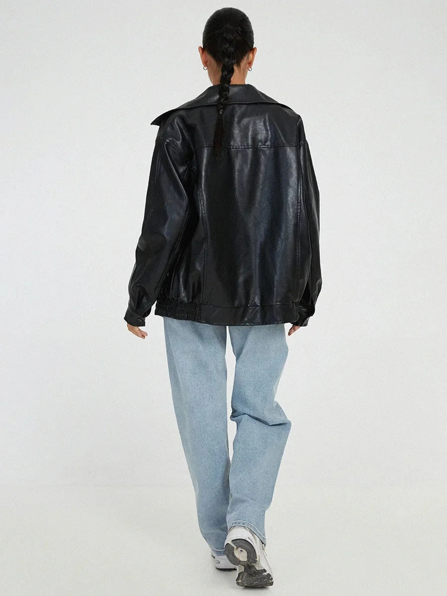 Damen oversized Bomberjacke aus Kunstleder mit Reißverschluss und praktischen Taschen in modernem Look.