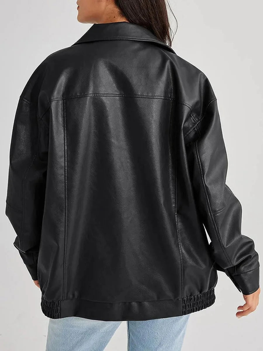 Damen Oversized Bomberjacke aus Kunstleder mit Reißverschluss, lässiger Schnitt und praktischen Taschen für den Alltag.