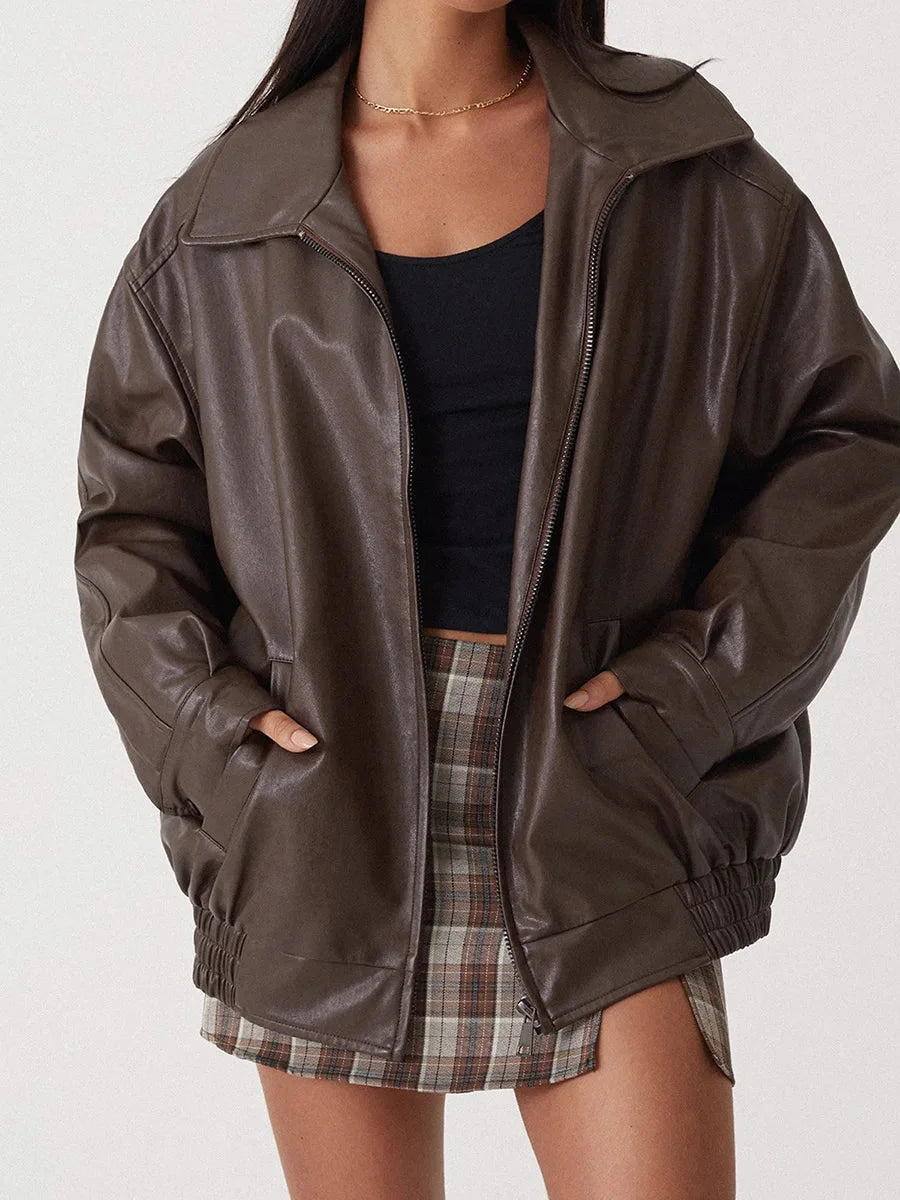 Braune Damen Oversized Bomberjacke aus Kunstleder mit Reißverschluss und lässigem Schnitt für einen angesagten Look.