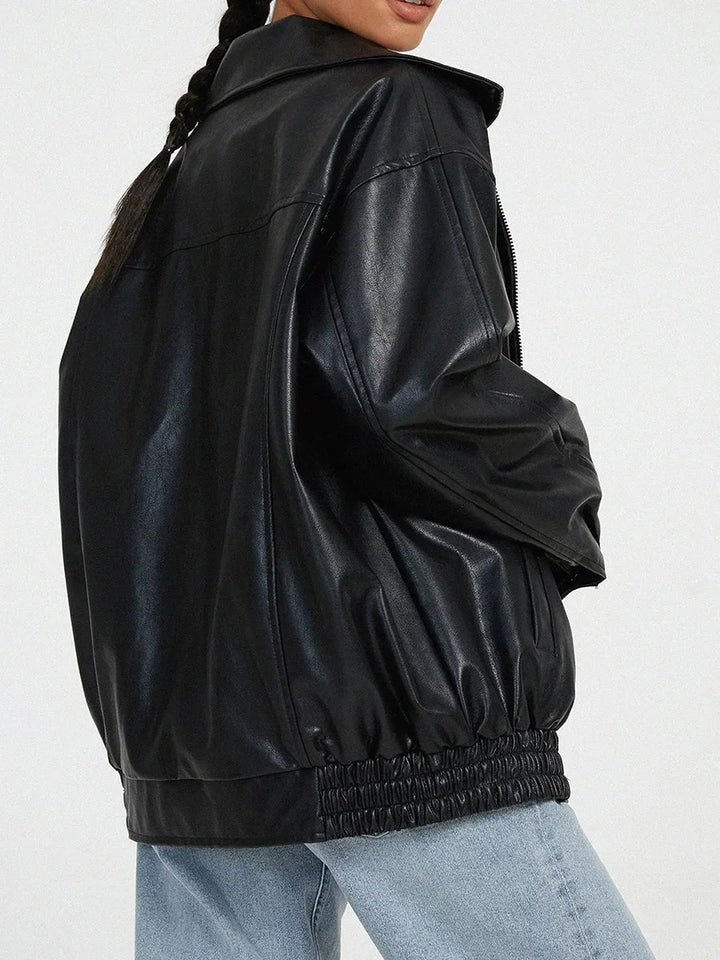 Schwarze Damen Oversized Bomberjacke aus Kunstleder mit Reißverschluss und lässigem Schnitt für einen modernen Look.
