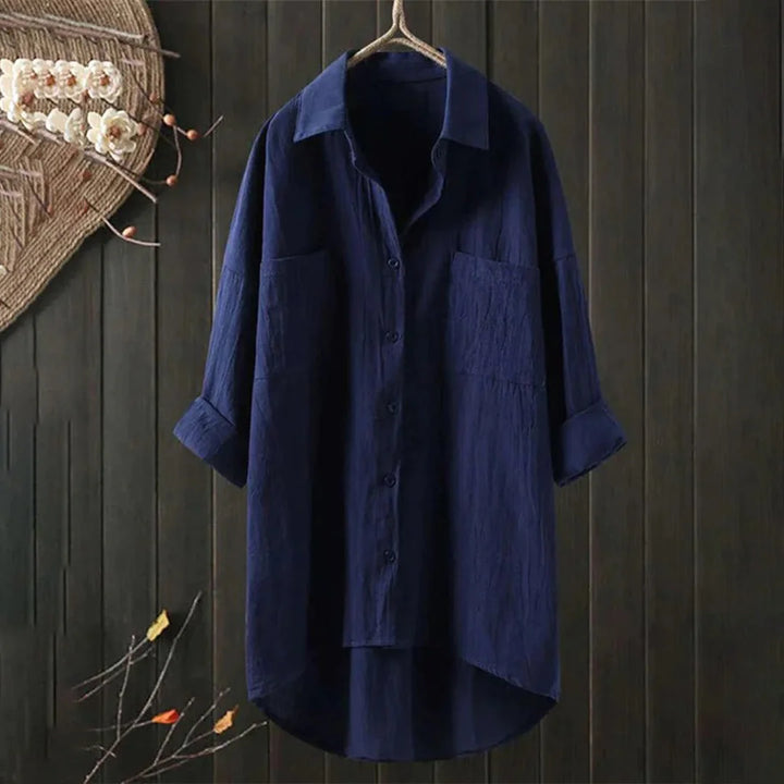 Dunkelblaues Damen Oversized-Hemd in Kurzarm mit Brusttasche, aus bequemem Stoff.