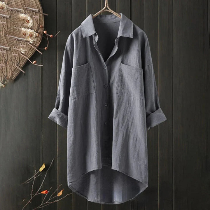 Graues Damen Oversized-Hemd aus leichtem Stoff mit Brusttasche und kurzen Ärmeln - lässiger Schnitt, ideal für den Sommer.