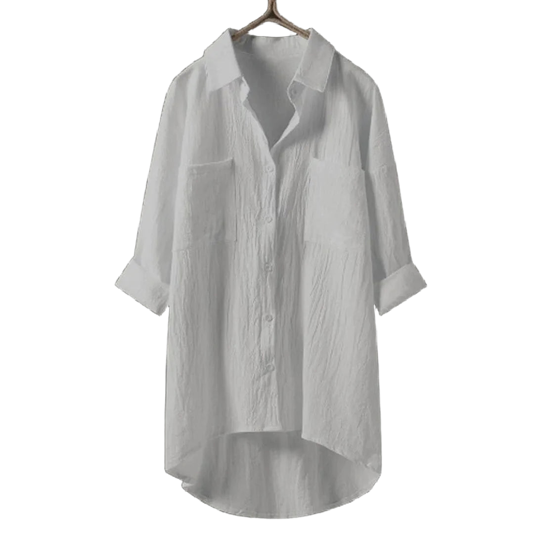 Weißes Damen Oversized-Hemd mit Brusttasche und Kurzarm, aus leichtem Stoff, lässiger Schnitt und modisches Design.