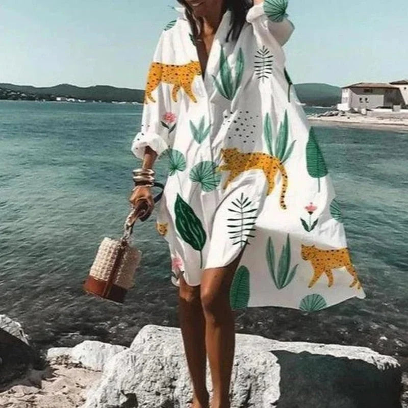 Damen-Hemdkleid für den Sommer in Panther-Druck, mit oversized Schnitt und luftigem Material, perfekt für warme Tage.