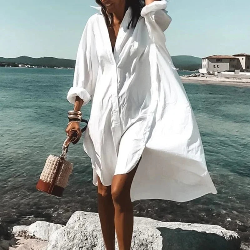 Damen Oversized Hemdkleid aus leichtem Stoff in Weiß für die Sommerzeit. Lässiger Schnitt und modisches Design.