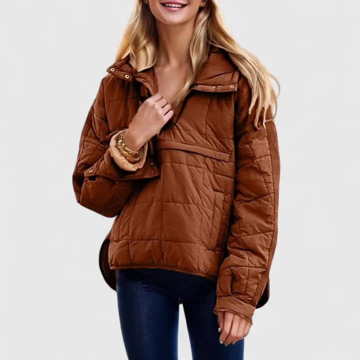 Dunkelbraune Damen Oversized Kapuzenjacke aus wasserabweisendem Material mit praktischen Taschen und Kordelzug.