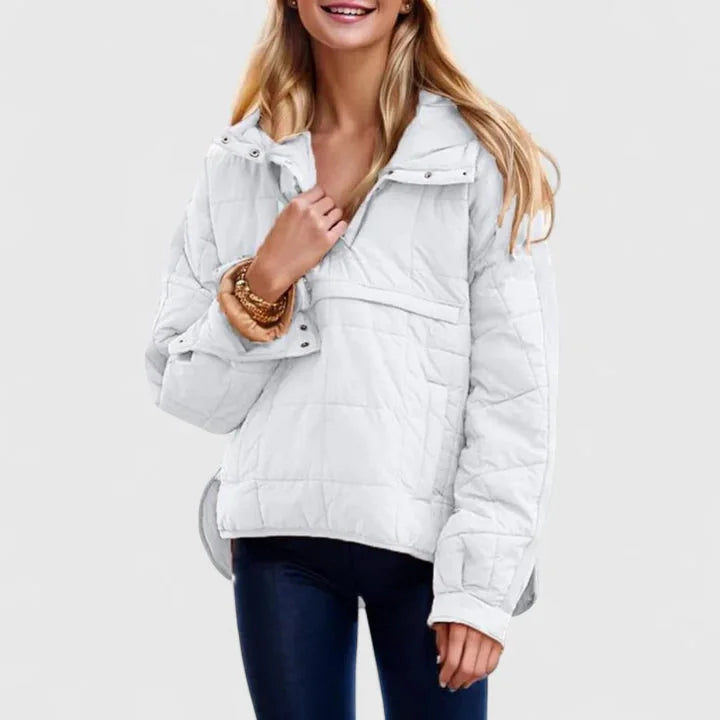 Weißer Damen Oversized Kapuzenpulloverjacke aus wasserabweisendem Material mit praktischen Taschen und lässigem Schnitt.