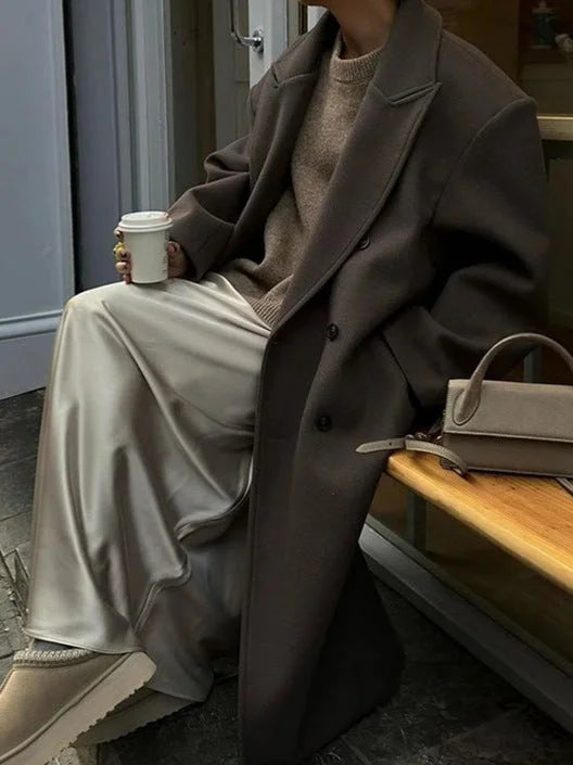 Damen oversized Mantel in Dunkelbraun aus weichem Stoff mit Knöpfen und weitem Schnitt für bequeme Passform.