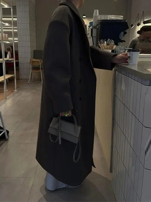 Damen Oversized Mantel in Dunkelbraun aus weichem Material mit klassischen Knöpfen und lässigem Schnitt für komfortable…