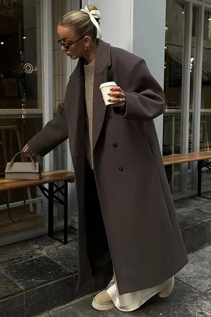 Damen Oversized Mantel in Dunkelbraun, aus weichem Material mit klassischen Knöpfen und lässigem Schnitt, ideal für den…
