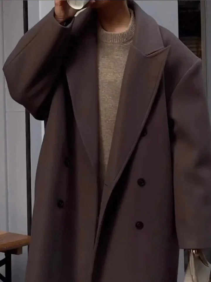 Damen Oversized Mantel in Dunkelbraun, gefertigt aus warmem Material mit Knöpfen und weitem Schnitt für stilvollen Komfort.