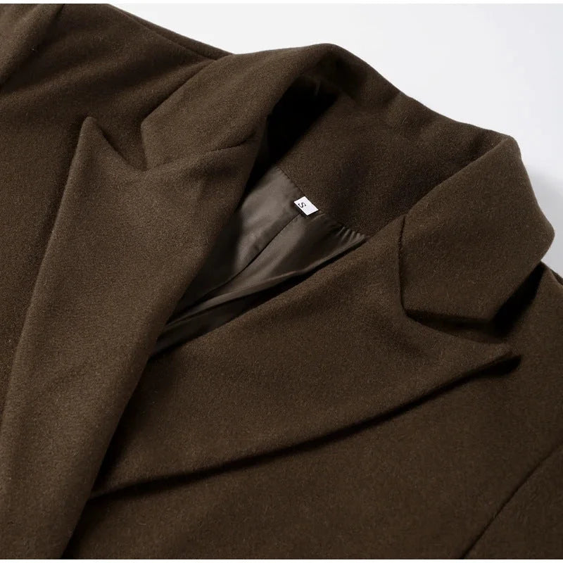 Damen Oversized Mantel in Dunkelbraun mit Knöpfen, aus weichem Material, lässigem Schnitt und praktischen Taschen.