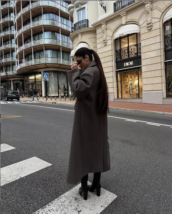 Damen Oversized Mantel in Dunkelbraun aus weich gestricktem Material mit Knöpfen und großem Kragen, ideal für den Alltag.