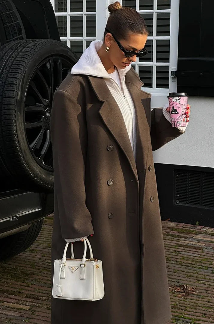 Damen Oversized Mantel in Dunkelbraun, Knopfdesign, weicher Stoff, bequem und lässig, ideal für kühle Tage. Nur 4 Stück…