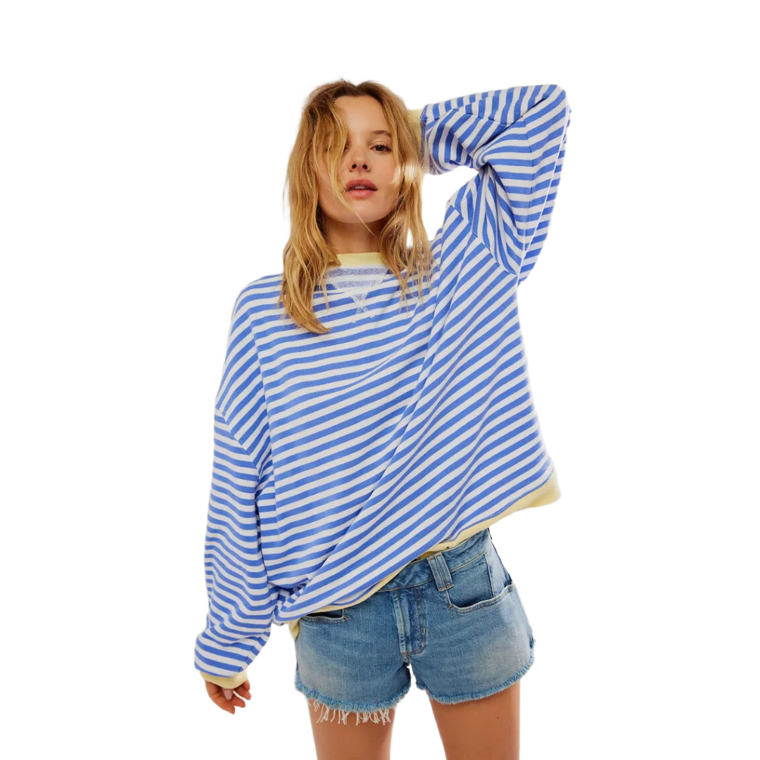 Blauer Damen Oversized Strickpullover mit Streifenmuster, aus weichem Material, lässiger Schnitt und bequemem Tragegefühl.