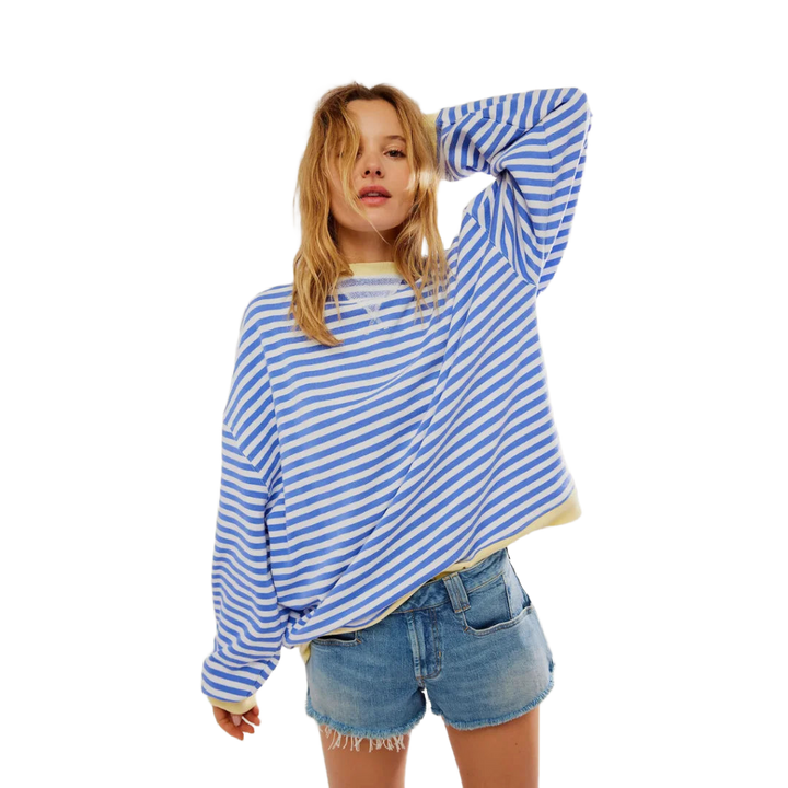 Blauer Damen Oversized Strickpullover mit Streifenmuster, aus weichem Material, lässiger Schnitt und bequemem Tragegefühl.