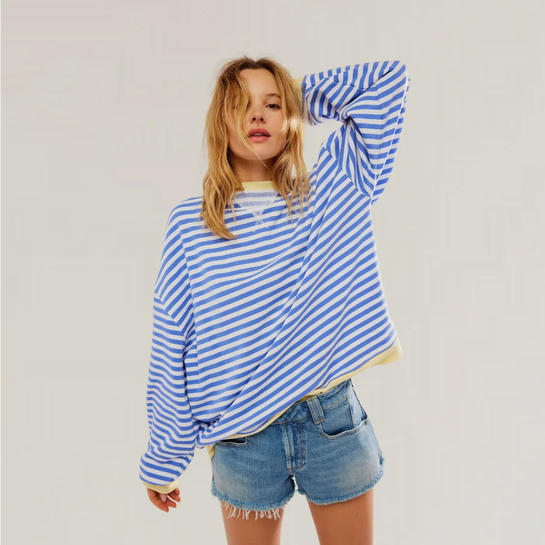 Blauer Damen Oversized Strickpullover mit Streifenmuster, aus weichem Material, lässiger Schnitt und bequemem Tragegefühl.