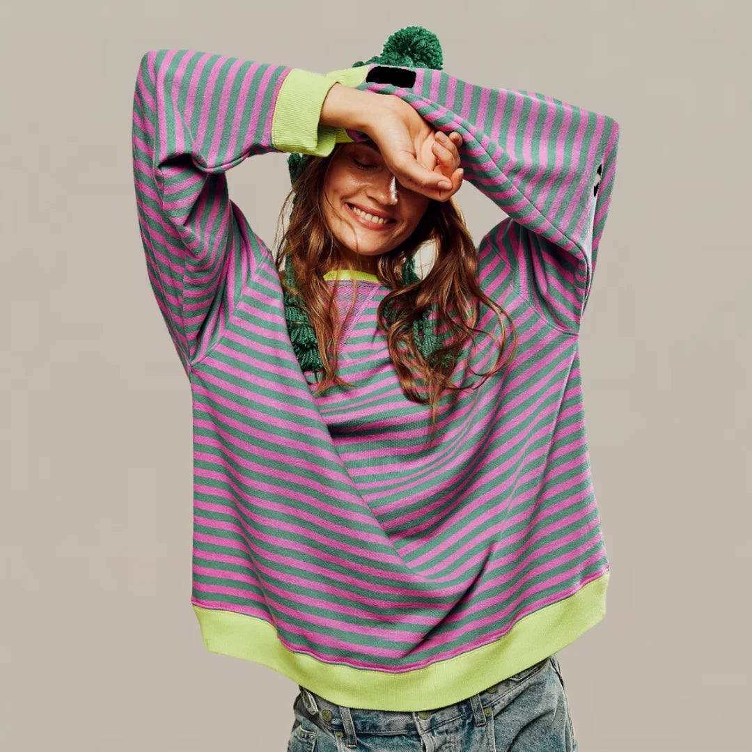Damen Oversized Strickpullover in Grün und Pink mit Streifenmuster, hergestellt aus weicher, atmungsaktiver Baumwolle.