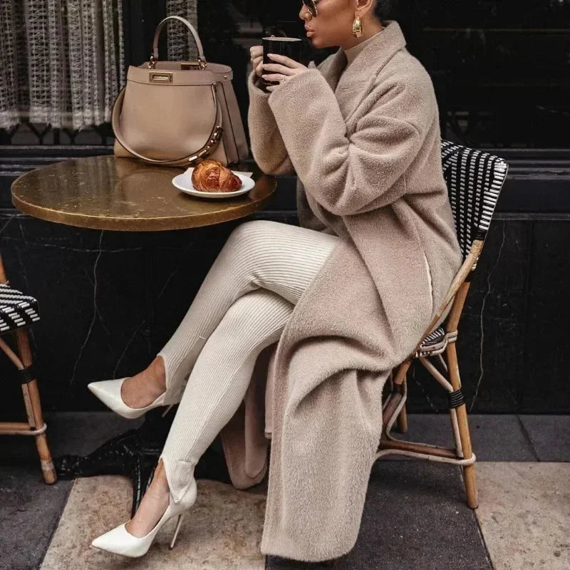 Damen Oversized Trenchcoat aus Baumwolle mit Reverskragen und praktischen Taschen, ideal für alltägliche Anlässe.