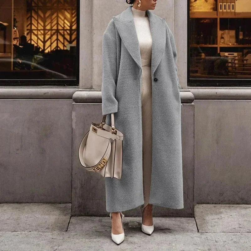 Grau Damen Oversized Trenchcoat aus weichem Material mit Reverskragen und praktischen Taschen für Alltag und Freizeit.
