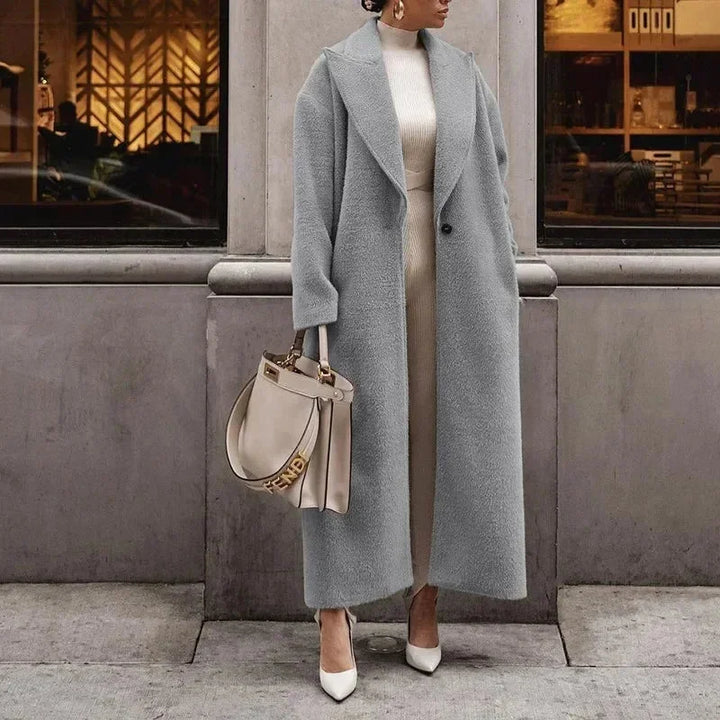 Grau Damen Oversized Trenchcoat aus weichem Material mit Reverskragen und praktischen Taschen für Alltag und Freizeit.