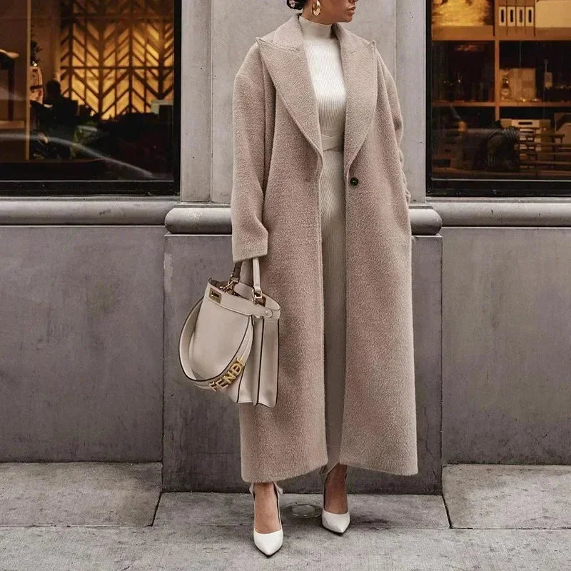 Damen Khaki Oversized Trenchcoat aus leichtem Material mit Reverskragen und praktischen Taschen. Ideal für lässige Outfits.