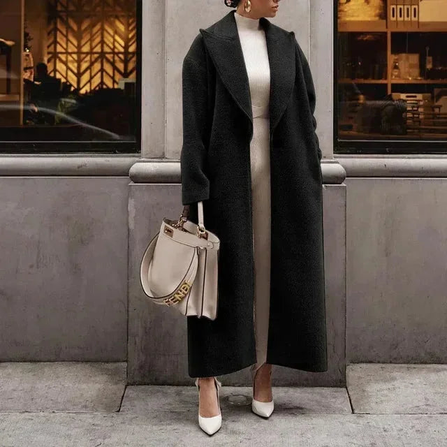 Schwarzer Damen Oversized Trenchcoat mit Reverskragen, Taschen und leichtem Material für lässigen Stil und Alltag.