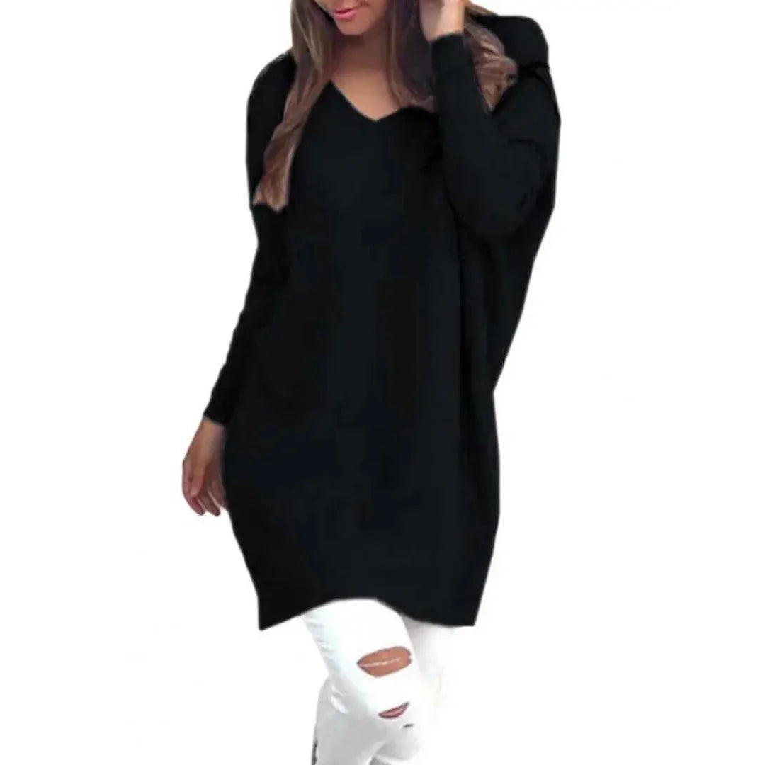 Schwarzer Damenpullover mit V-Ausschnitt, oversized Schnitt, weicher Stoff, lässiges Design für Alltag und Freizeit.
