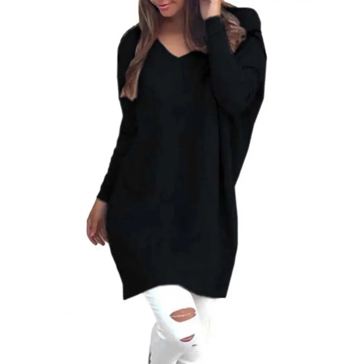 Schwarzer Damenpullover mit V-Ausschnitt, oversized Schnitt, weicher Stoff, lässiges Design für Alltag und Freizeit.