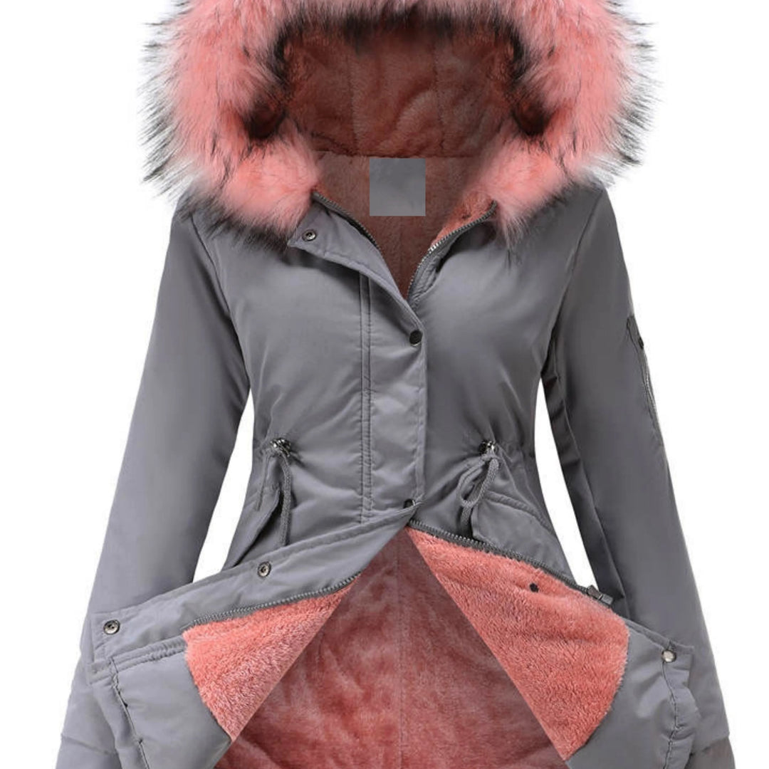 Grauer Damen Parka mit Kapuze, warmem Futter und praktischen Seitentaschen für den Winter. Ideal für kalte Tage.
