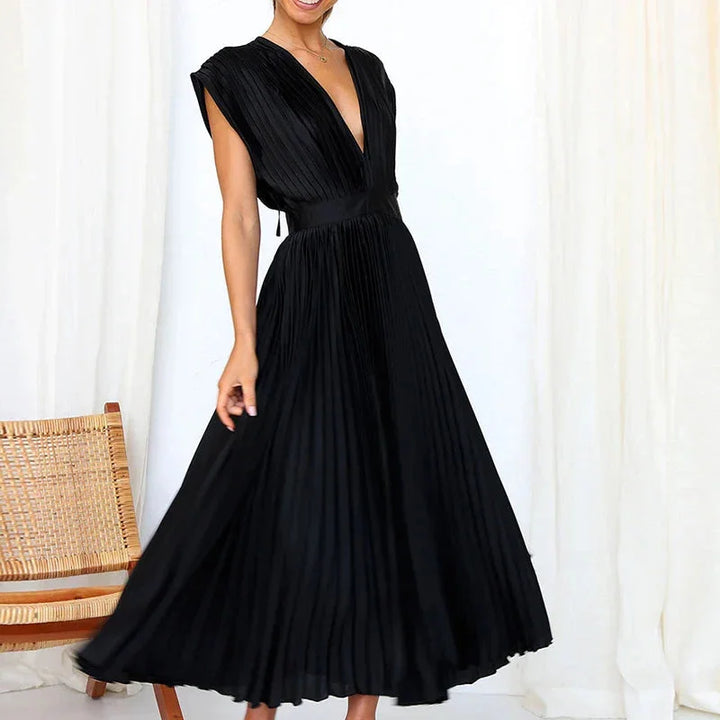 Damen Plissee Midi-Kleid aus luftigem Stoff mit V-Ausschnitt in schmeichelnder Länge.