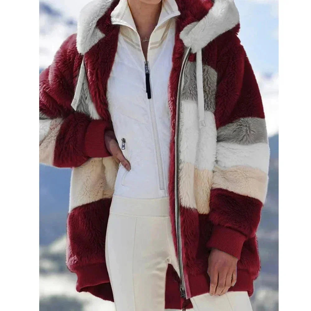Damen Plüschjacke in Burgunder mit Kapuze, Farbblock-Design, weich und bequem für kühle Tage.