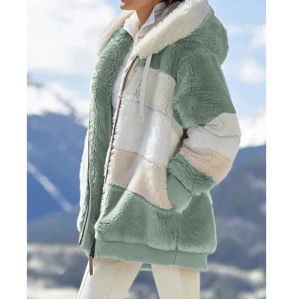 Grüne Damen Plüschjacke mit Kapuze, Farbblock-Design und weichem Material, ideal für kühle Tage.