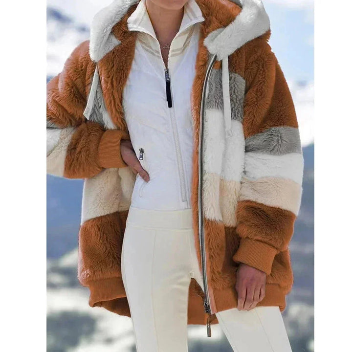 Damen Plüschjacke in Karamell mit Kapuze und Farbblock-Design aus weichem, warmem Material für komfortable Tragbarkeit.