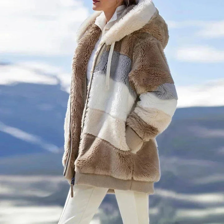 Damen Plüschjacke in Khaki mit Kapuze und Farbblock-Design, gefertigt aus weichem Plüschmaterial für angenehmen Tragekomfort.