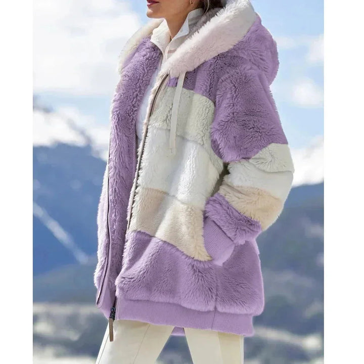 Lila Damen Plüschjacke mit Kapuze, Farbblock-Design und weichem Material für Komfort und Wärme an kalten Tagen.