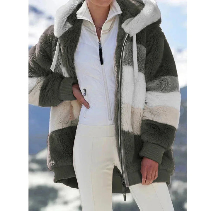 Damen Plüschjacke in Olivgrün, mit Kapuze und Farbblock-Design aus weichem, warmem Material für lässige Outfit-Kombinationen.