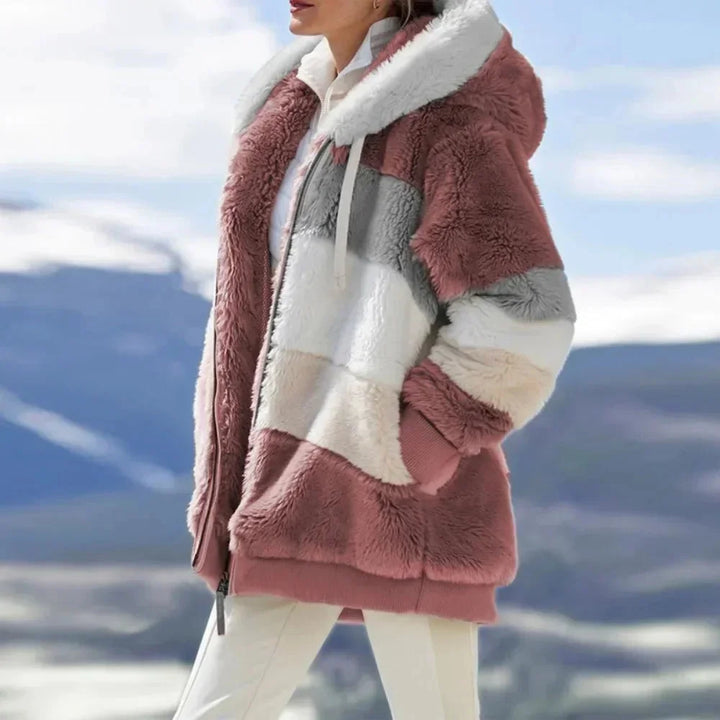 Rote Damen Plüschjacke mit Kapuze, Farbblock-Design, weiches Material und bequeme Passform für kalte Tage.