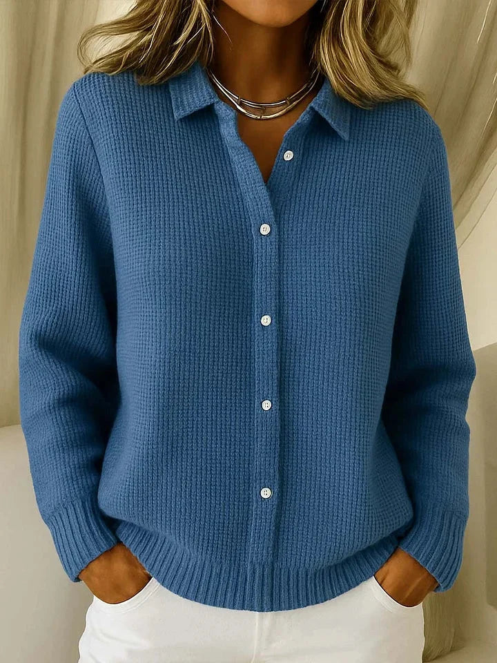 Blauer Damenpullover aus weichem Material, mit elegantem Kragen und Knopfleiste, ideal für legere Anlässe.
