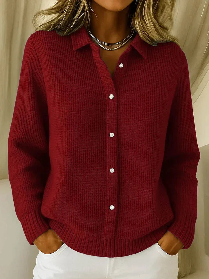 Damen Pullover in Rot, gefertigt aus weichem Material, mit elegantem Kragen und durchgehender Knopfleiste.