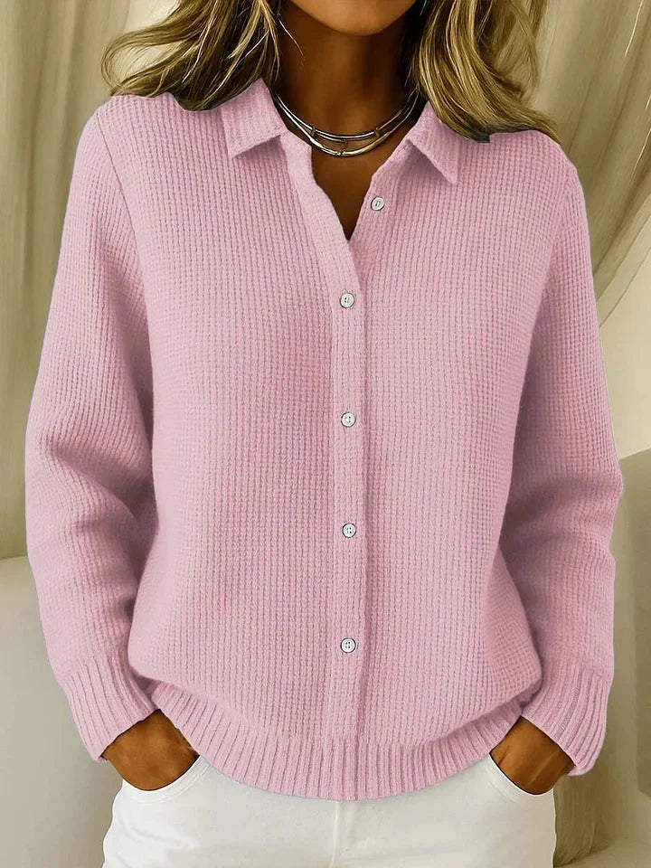 Damen Pullover in Rosa mit elegantem Kragen, Knopfleiste und weichem Material, fast ausverkauft.