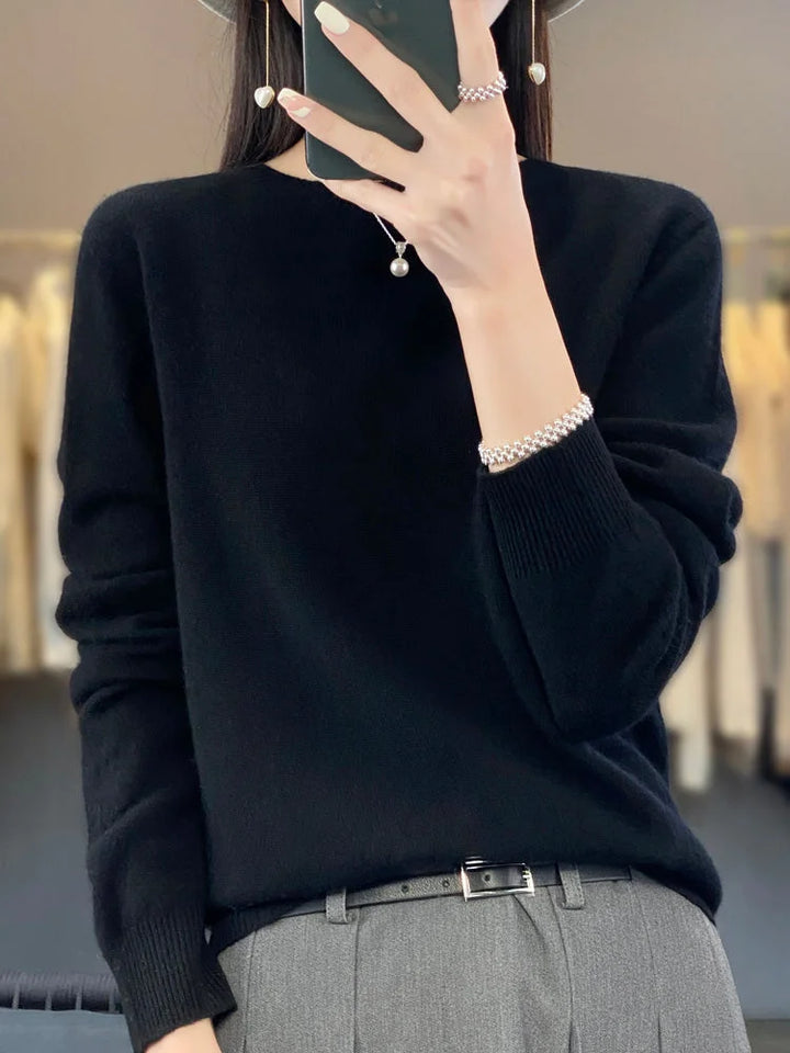 Schwarzer Damen-Pullover mit langen Ärmeln, aus weicher Baumwolle, für optimalen Komfort an kalten Tagen.