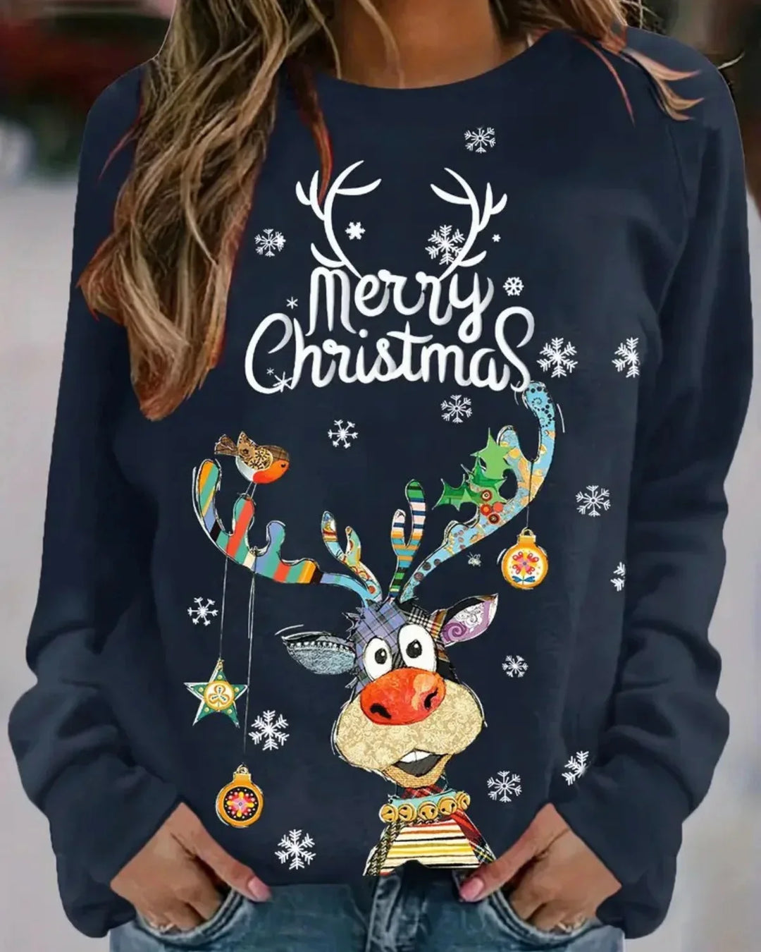 Damen Pullover mit Rundhalsausschnitt, aus weichem Material, mit einem lustigen Weihnachtsmotiv in lebhaften Farben.
