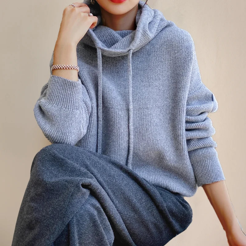 Damen Pullover aus weichem Material mit Rollkragen und Kordeldetails, ideal für kühle Tage und vielseitige Outfits.
