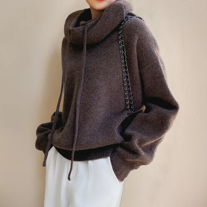 Damen Pullover mit Rollkragen, Kordeldetails, aus weichem Material, ideal für schlichte Eleganz und Komfort im Alltag.