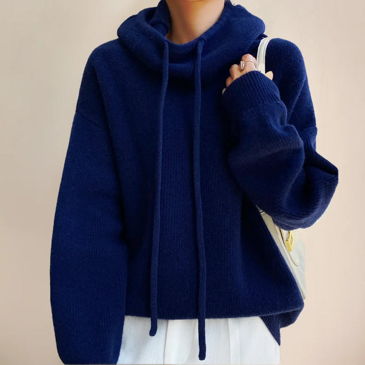 Blauer Damen Pullover mit Rollkragen, Kordeldetails und weichem Material für gemütlichen Tragekomfort.