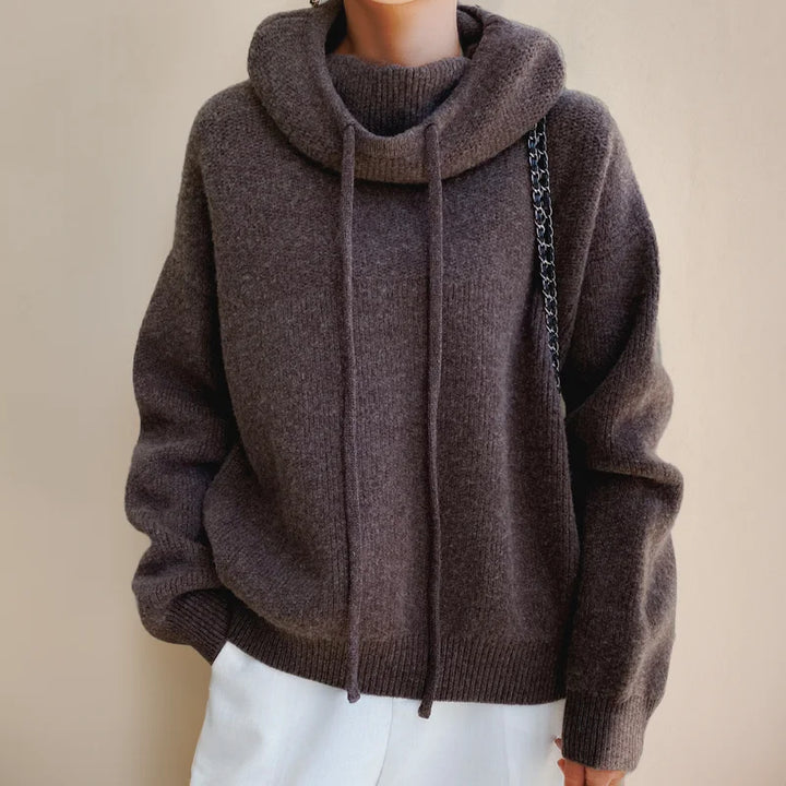 Brauner Damen Pullover mit Rollkragen, Kordeldetails und weichem Material für komfortable Passform und lässigen Stil.